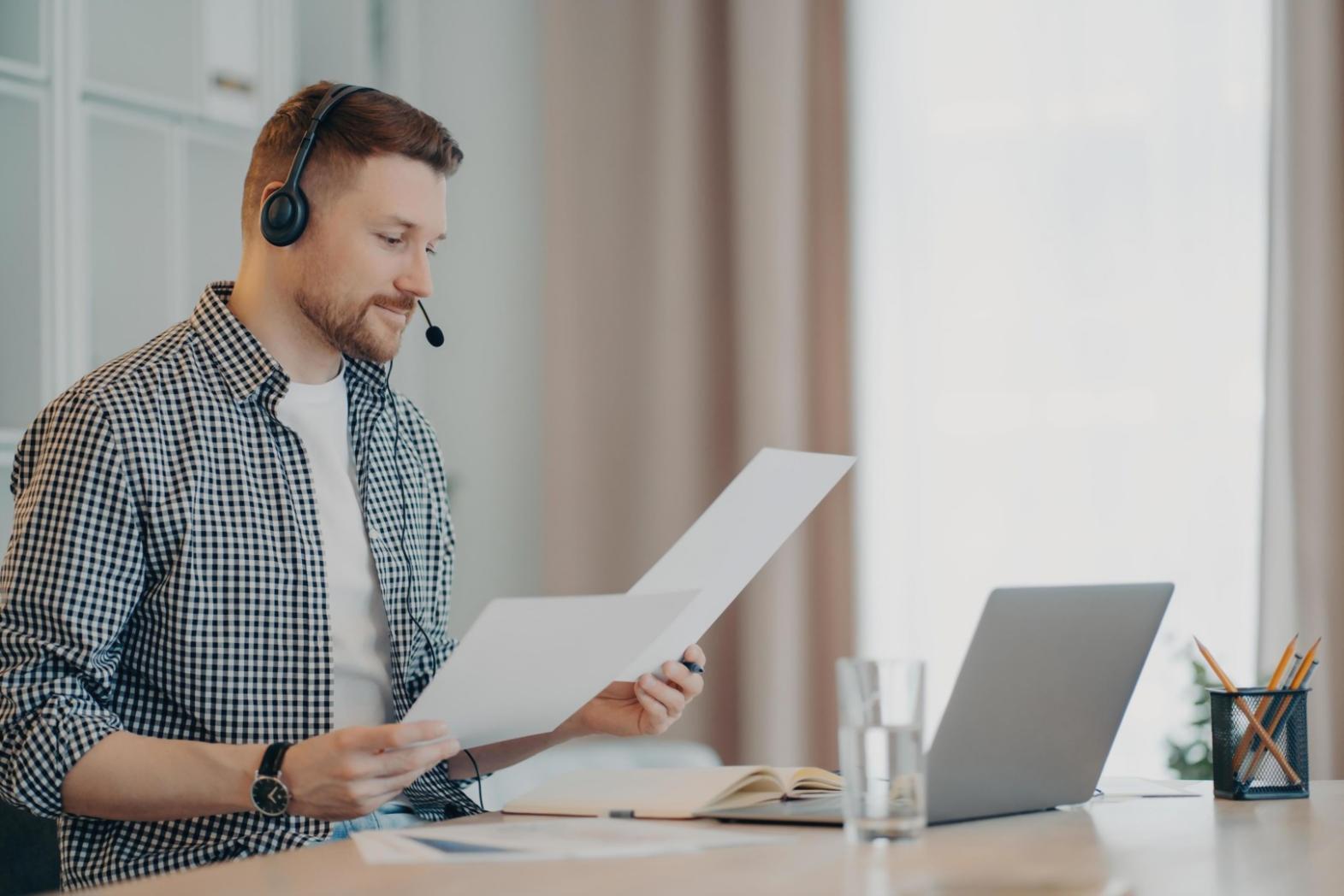 Professionnels analysant des données financières marketing